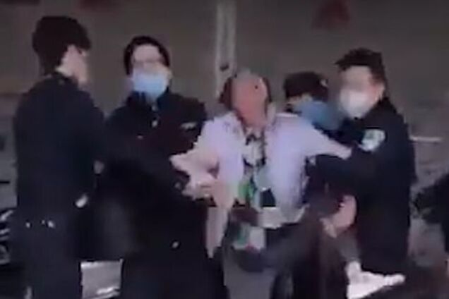 Хапають прямо на вулицях: з'явилося моторошне відео з епіцентру коронавірусу