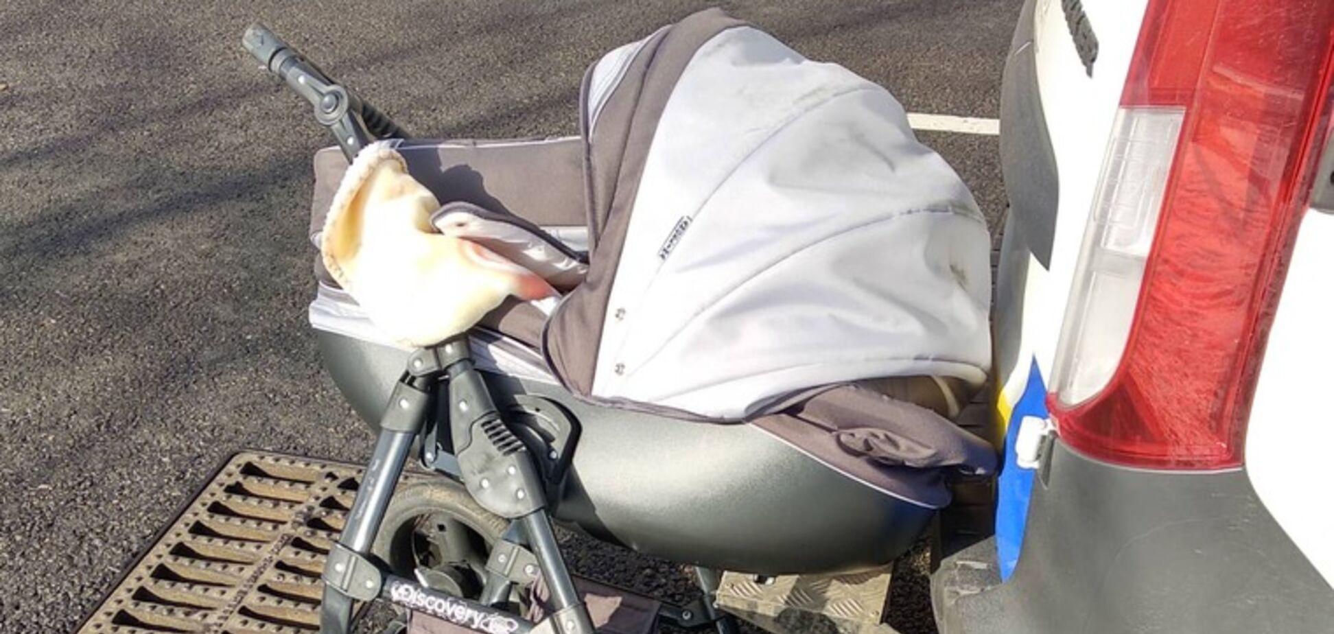 Под Запорожьем водитель сбил коляску с ребенком на 'зебре': жуткое видео 18+