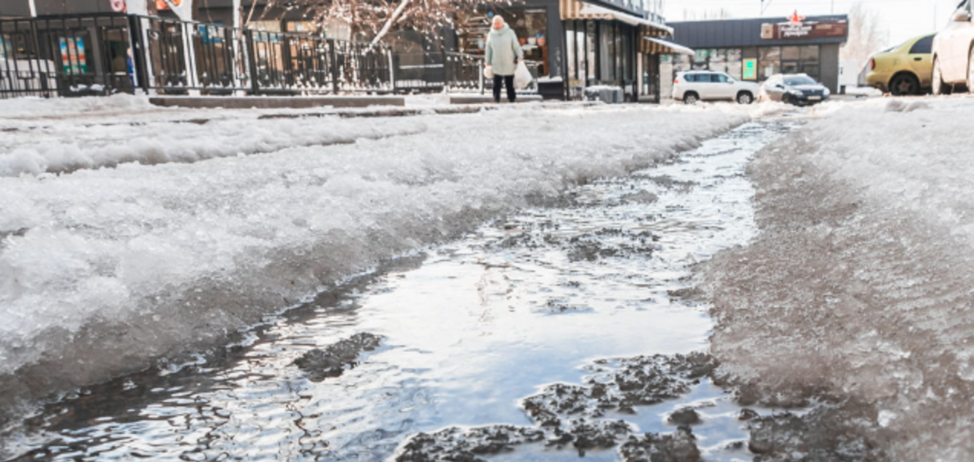 Вода заливає вулиці: в Дніпрі сталася масштабна НП. Фото