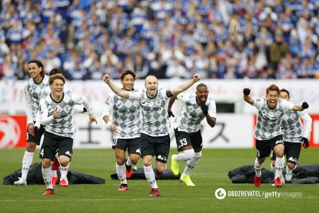 Игроки 'Виссел Кобе' празднуют победу в Суперкубке Японии