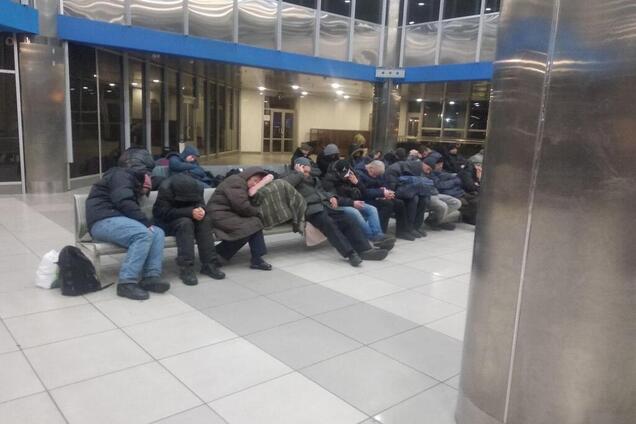 'Безхатьки прямо на підлозі': українка розповіла про жахи вокзалу Києва
