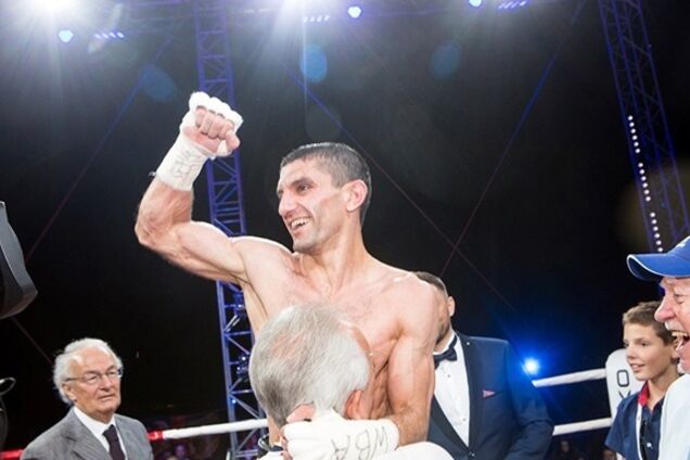 Украинский боксер сломал руку в чемпионском бою