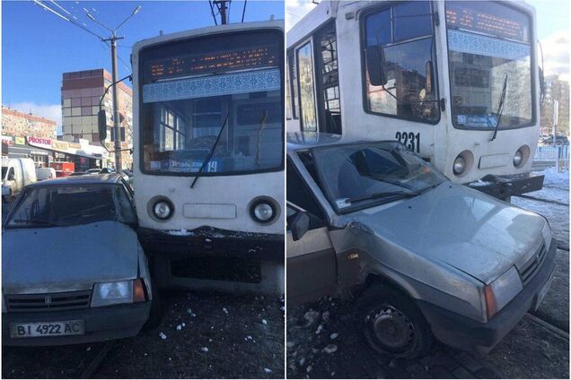 Протащил несколько метров: в Днепре трамвай протаранил автомобиль ВАЗ. Фото