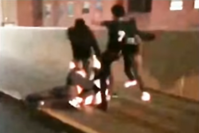 В США школьники безжалостно избили тренера - момент попал на видео