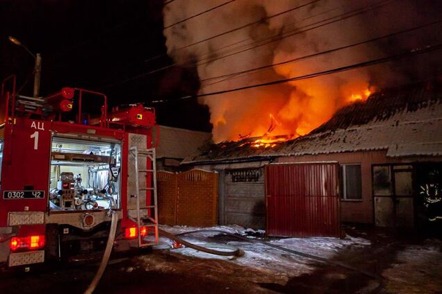 У Дніпрі згорів приватний будинок: мешканці вибігали з приміщення. Відео