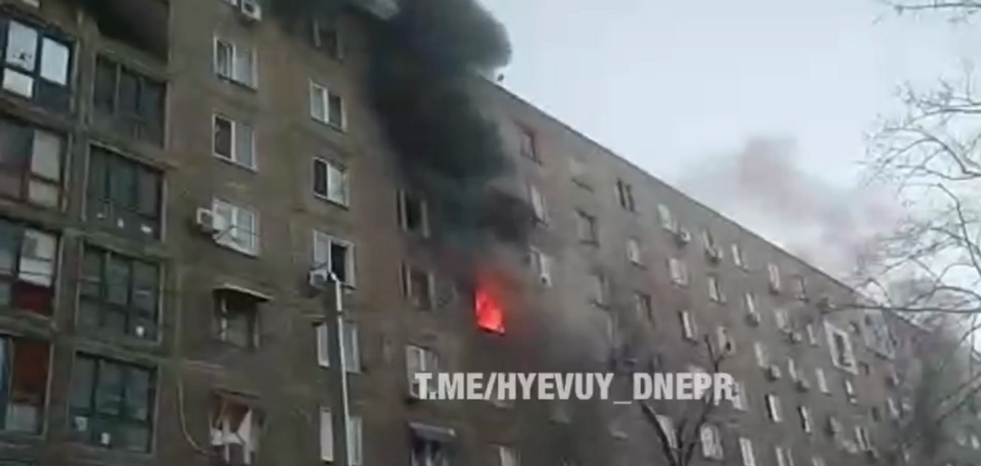 Горит весь этаж! В Днепре загорелась многоэтажка. Видео