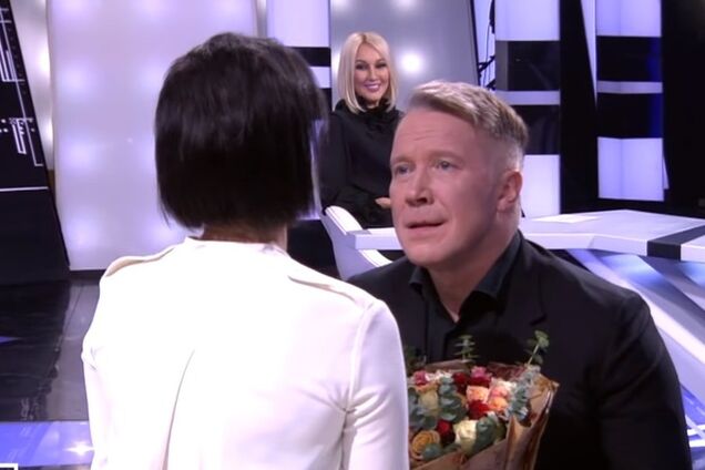 Популярний в РФ актор зробив пропозицію коханій в прямому ефірі
