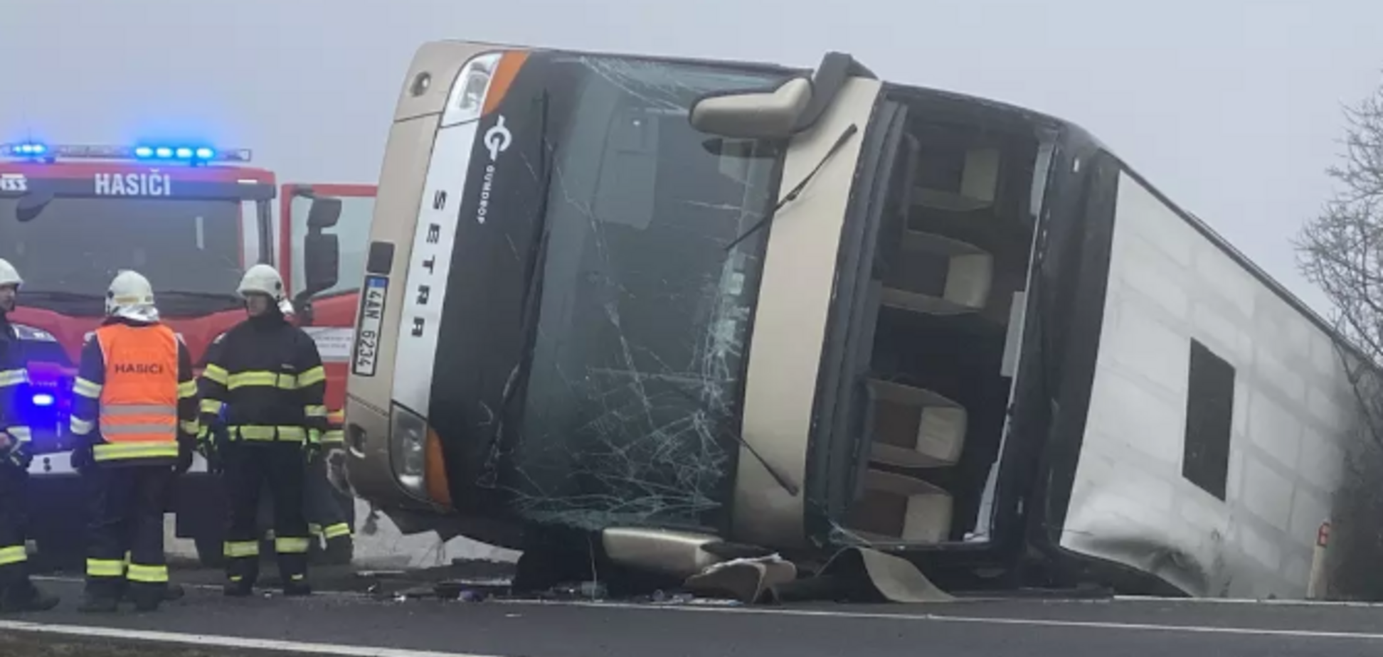 У Чехії перекинувся автобус із 70 дітьми: фото, відео й усі деталі