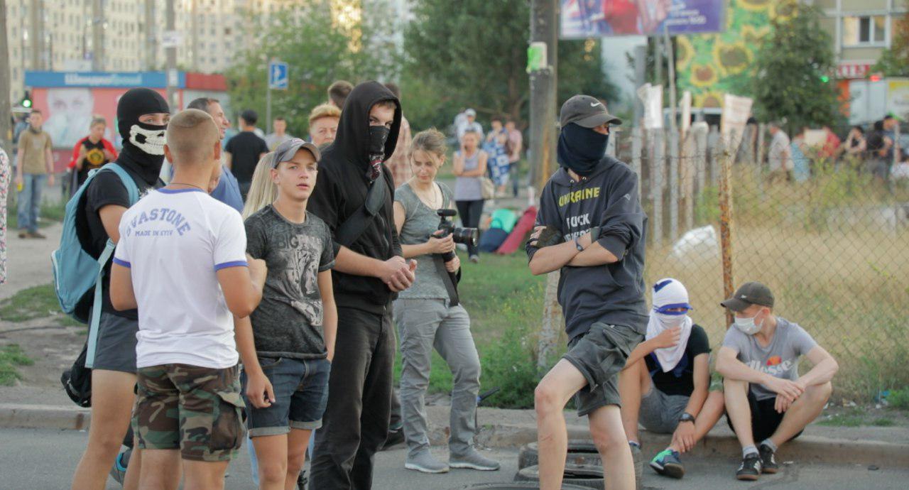 В Киеве титушки в масках перекрыли дорогу: появились подробности и видео