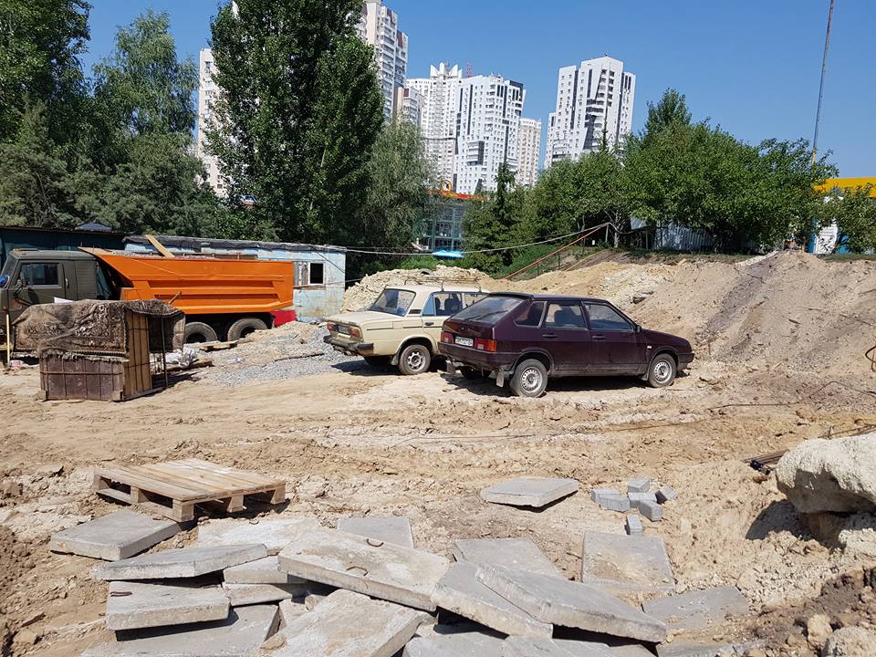 Заправкам не быть: в Киеве остановили незаконную стройку на берегу озера