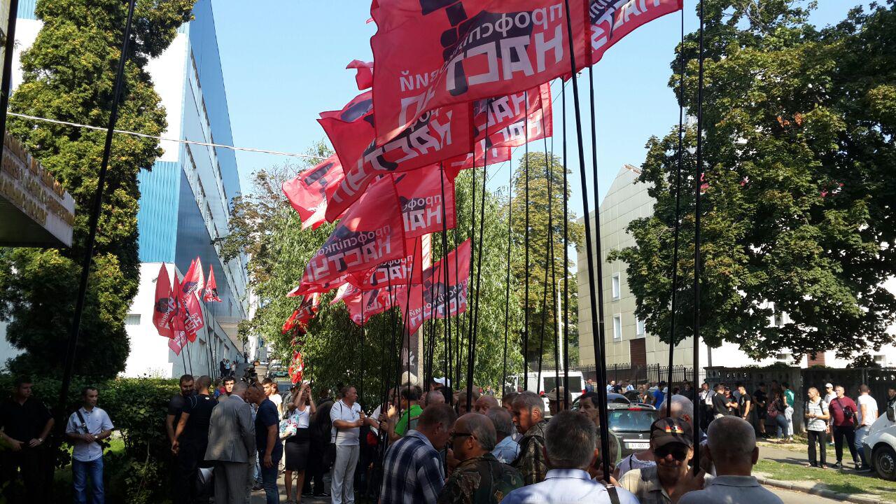 "Нет абонентской плате за газ": более тысячи представителей профсоюзов митингуют под НКРЕКП