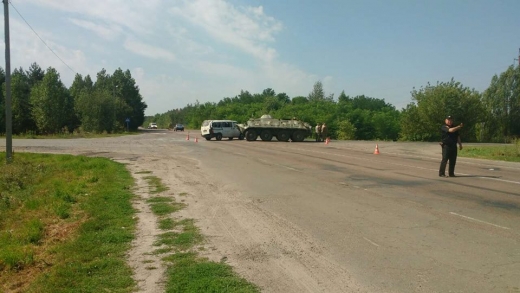  На Рівненщині військові на БТР врізалися у мікроавтобус: є постраждалі 