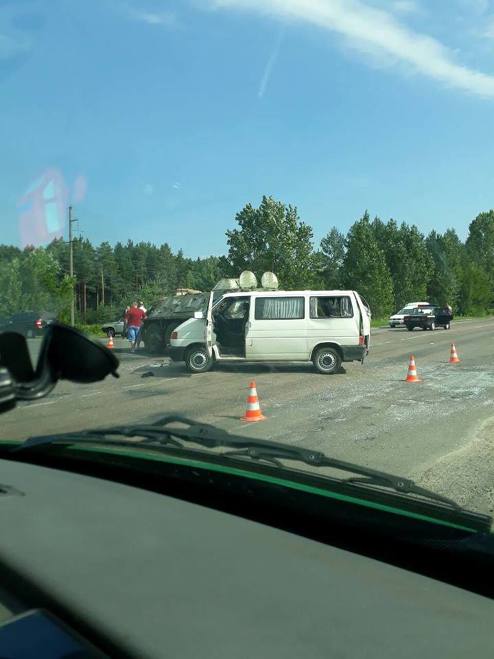  На Рівненщині військові на БТР врізалися у мікроавтобус: є постраждалі 