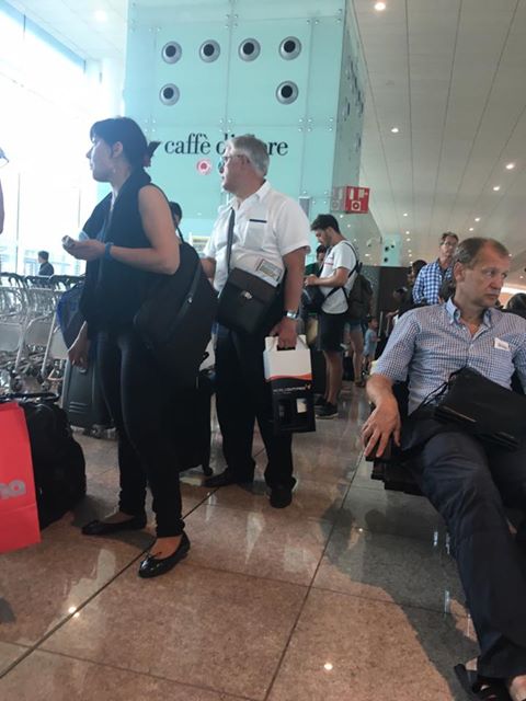 Загорелый, с вином и ненавистным безвизом: Симоненко засекли в аэропорту Барселоны