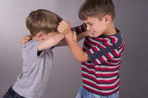 Агрессивное поведение детей: причины возникновения и основные симптомы, способы лечения заболевания