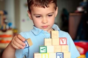 Ранний детский аутизм: причини виникнення та основні симптоми, способи лікування захворювання