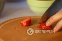 Вареники с клубникой на пару - Шаг 3 Вареники с клубникой на пару - Шаг 3