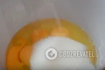 Шарлотка со сливами - Шаг 2 Шарлотка со сливами - Шаг 2