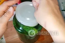 Малосольные огурцы с чесноком - Шаг 7 Малосольные огурцы с чесноком - Шаг 7