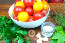 Квашеные помидоры с зеленью - Шаг 1 Квашеные помидоры с зеленью - Шаг 1