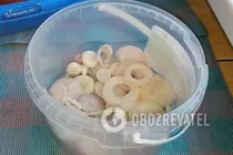 Квашеные помидоры с луком и горчицей - Шаг 2 Квашеные помидоры с луком и горчицей - Шаг 2