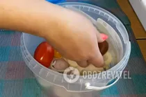 Квашеные помидоры с луком и горчицей - Шаг 3 Квашеные помидоры с луком и горчицей - Шаг 3