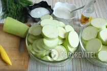 Мариновані кабачки з листям смородини - Крок 1 Мариновані кабачки з листям смородини - Крок 1