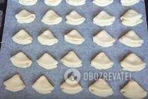 Сирні вушка в духовці - Крок 7 Сирні вушка в духовці - Крок 7