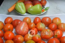 Квашеные помидоры с овощами - Шаг 1 Квашеные помидоры с овощами - Шаг 1