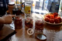Салат із помідорів із цибулею і спеціями - Крок 3 Салат із помідорів із цибулею і спеціями - Крок 3