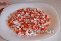 Салат с сыром и крабовыми палочками - Шаг 3 Салат с сыром и крабовыми палочками - Шаг 3