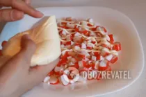 Салат с сыром и крабовыми палочками - Шаг 4 Салат с сыром и крабовыми палочками - Шаг 4