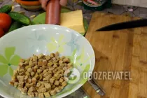 Салат с сухариками и копченой колбасой - Шаг 1 Салат с сухариками и копченой колбасой - Шаг 1