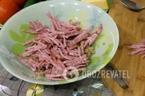 Салат с сухариками и копченой колбасой - Шаг 2 Салат с сухариками и копченой колбасой - Шаг 2