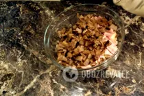 Салат с сухариками и грибами - Шаг 4 Салат с сухариками и грибами - Шаг 4