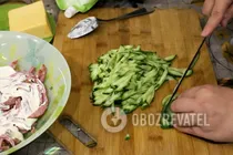 Салат с сухариками и копченой колбасой - Шаг 4 Салат с сухариками и копченой колбасой - Шаг 4