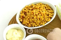 Салат с сухариками и кукурузой - Шаг 4 Салат с сухариками и кукурузой - Шаг 4