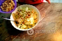 Салат с сухариками и пекинской капустой - Шаг 7 Салат с сухариками и пекинской капустой - Шаг 7