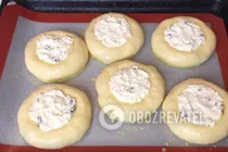 Ватрушки с творогом и изюмом - Шаг 7 Ватрушки с творогом и изюмом - Шаг 7