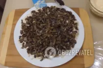 Салат с грибами и ананасами - Шаг 4 Салат с грибами и ананасами - Шаг 4