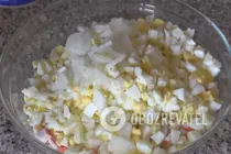 Салат с кукурузой и крабовыми палочками - Шаг 4 Салат с кукурузой и крабовыми палочками - Шаг 4