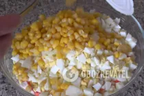 Салат с кукурузой и крабовыми палочками - Шаг 5 Салат с кукурузой и крабовыми палочками - Шаг 5