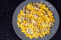 Салат з кукурудзою і грибами - Крок 7 Салат з кукурудзою і грибами - Крок 7