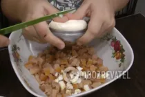 Салат с черносливом и копченой курицей - Шаг 2 Салат с черносливом и копченой курицей - Шаг 2