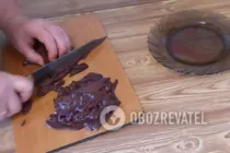 Салат с печенью и огурцами - Шаг 2 Салат с печенью и огурцами - Шаг 2