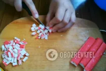 Салат с яблоком и крабовыми палочками - Шаг 2 Салат с яблоком и крабовыми палочками - Шаг 2