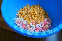 Салат с яблоком и крабовыми палочками - Шаг 3 Салат с яблоком и крабовыми палочками - Шаг 3