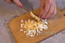 Салат с печенью трески и яйцом - Шаг 2 Салат с печенью трески и яйцом - Шаг 2
