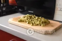 Салат из печени трески с яйцом и луком - Шаг 2 Салат из печени трески с яйцом и луком - Шаг 2