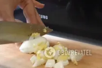 Салат из печени трески с яйцом и луком - Шаг 3 Салат из печени трески с яйцом и луком - Шаг 3
